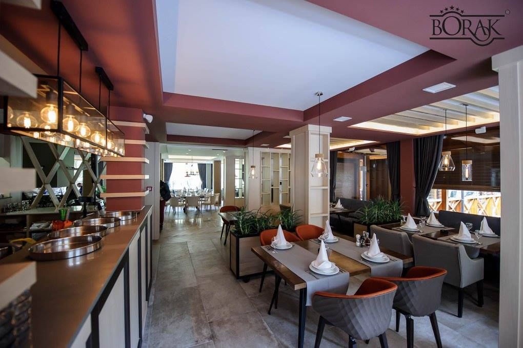 Pogled iz zraka na restoran Vrelo Borak i prirodni kanjon