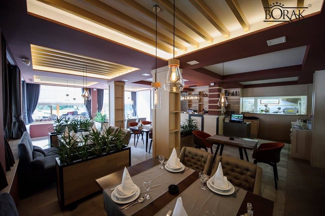 Romantični večernji ambijent restorana uz osvijetljenu rijeku