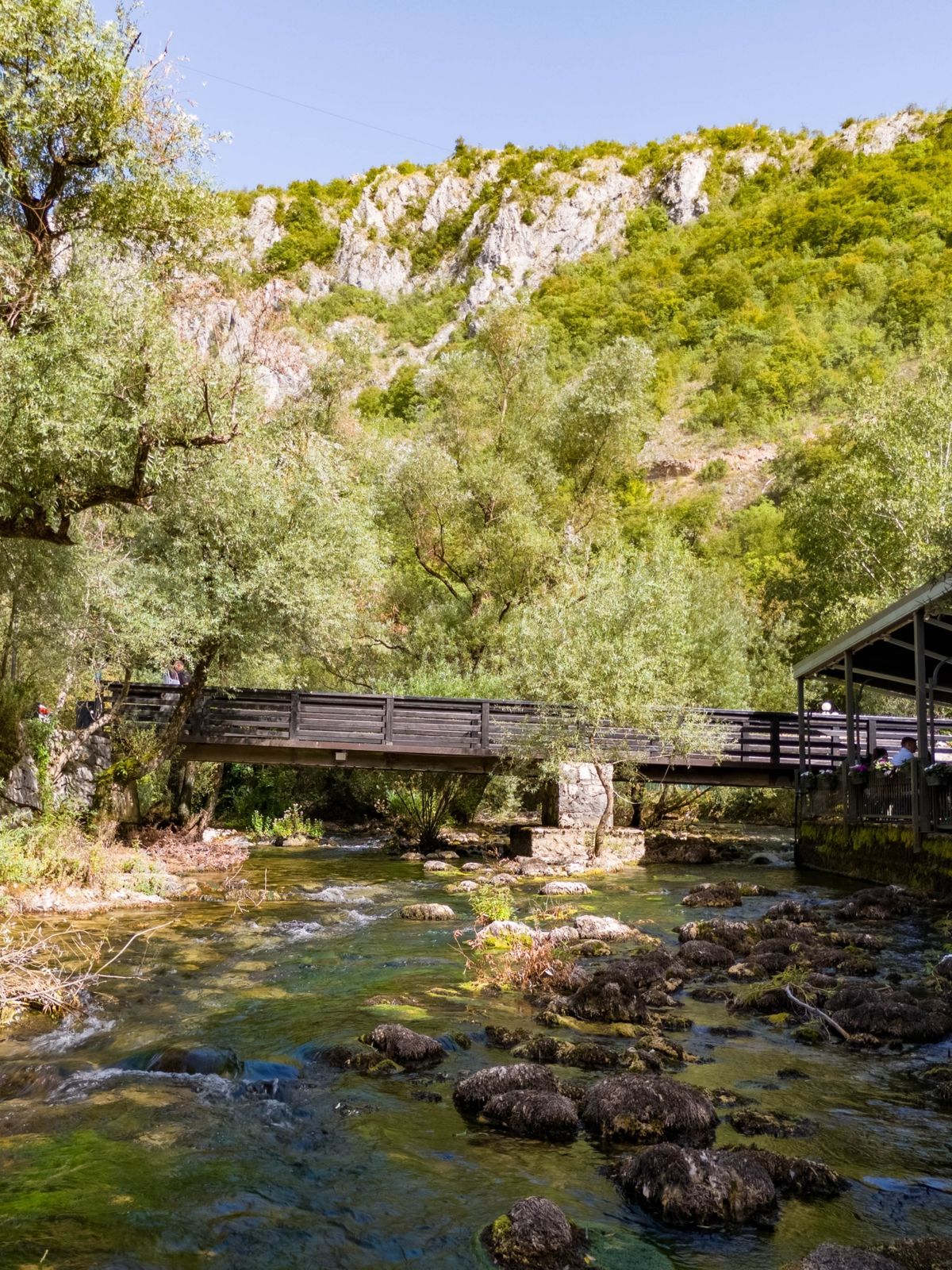 Panoramski zračni pogled na krovove i vanjsku terasu restorana