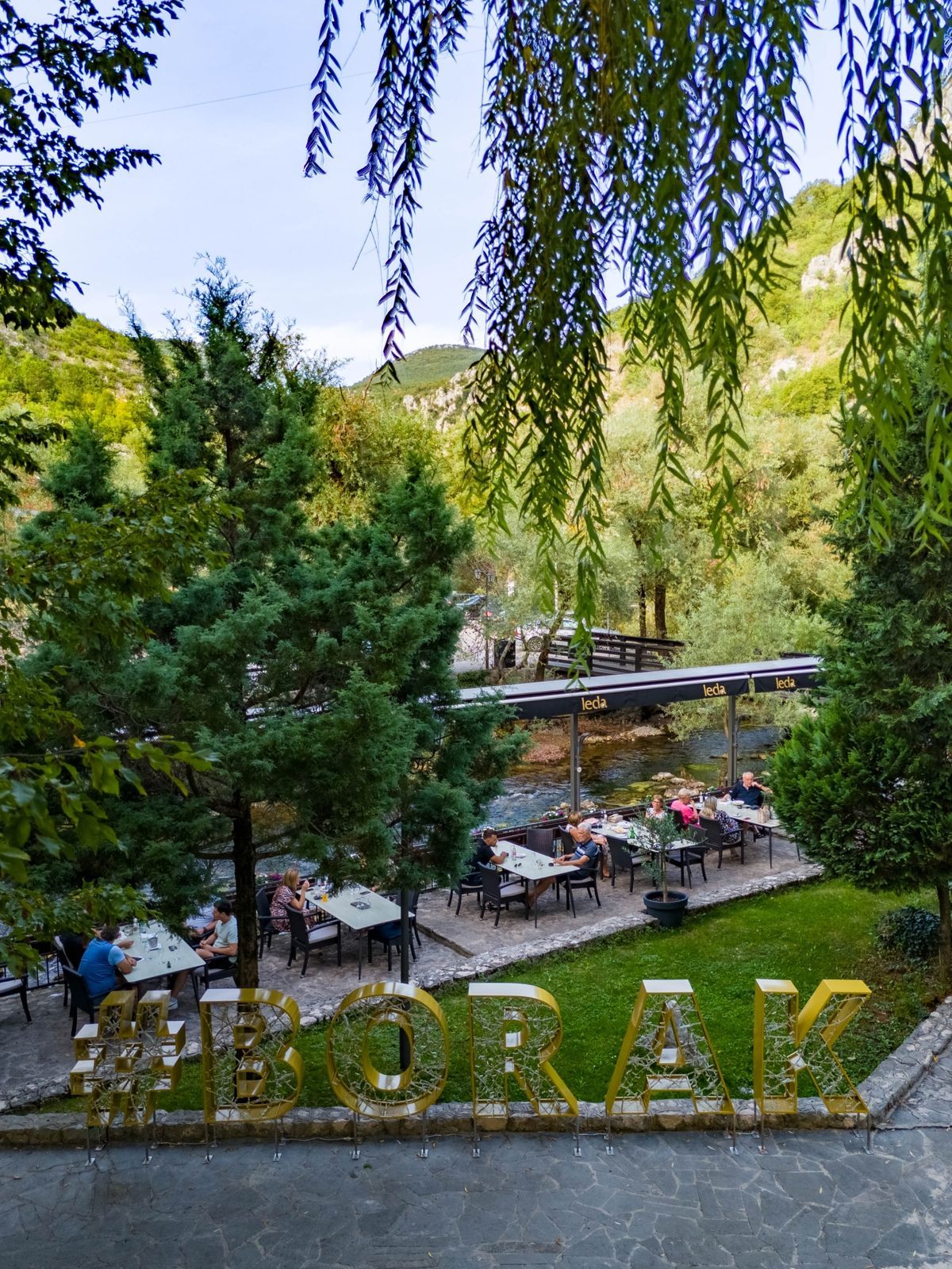 Izvor Vrelo Borak u podnožju planine - tirkizna oaza mira